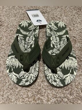 Dockers NWT Green palm flip flops